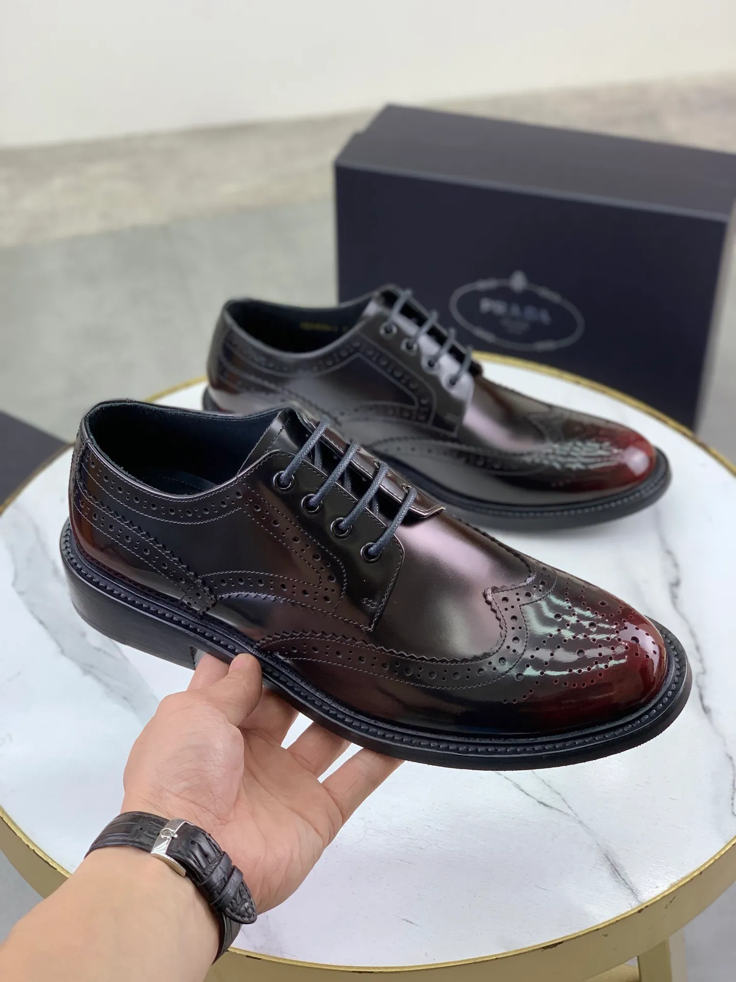 Factory price P980 💰 (genuine leather outsole series) original quality, top version 🔱 ＰＲＡＤＡPrada. Men's business casual leather shoes, top quality cow leather. 1:1 shipment⬆️Luxurious and noble👞All imported original color-changed cowhide, just to create a more comfortable wearing experience. Upper: Original comfortable selected high-end color-changed calfskin➕Top imported water-dyed full cow lining, original lightweight and comfortable high-grade genuine leather outsole✔️Code number: 39-44 (38 45 46 47 can be customized)